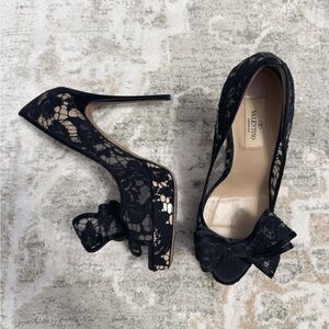Valentino Black Garavani Floral Lace Heels (Size 38.5)